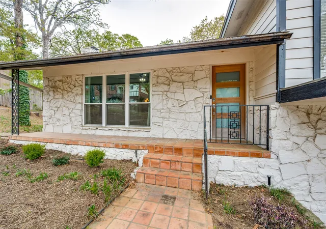 Photo 3 of Sale Pending at 2705 Black Oak Ln, Arlington, TX 76012 | MLS# 21223915 | Listing updated on 2026-09-10