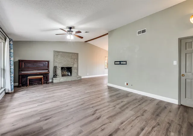 Photo 4 of Sale Pending at 2705 Black Oak Ln, Arlington, TX 76012 | MLS# 21223915 | Listing updated on 2026-09-10