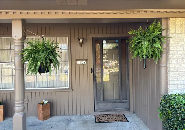Photo 1 of Single family home for sale at 1102 Anthony Dr, Ennis, TX 75119 | MLS# 21225404 | Listing updated on 2026-09-13