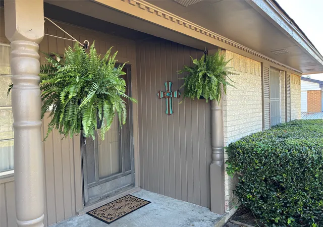Photo 3 of Single family home for sale at 1102 Anthony Dr, Ennis, TX 75119 | MLS# 21225404 | Listing updated on 2026-09-13