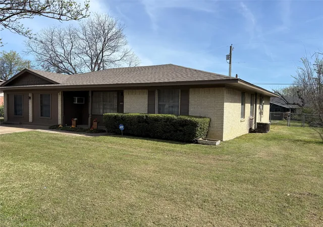 Photo 3 of Single family home for sale at 1102 Anthony Dr, Ennis, TX 75119 | MLS# 21225404 | Listing updated on 2026-09-28