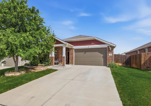 Photo 2 of Sale Pending at 432 Cold Mountain Trl, Fort Worth, TX 76131 | MLS# 21195801 | Listing updated on 2026-09-07