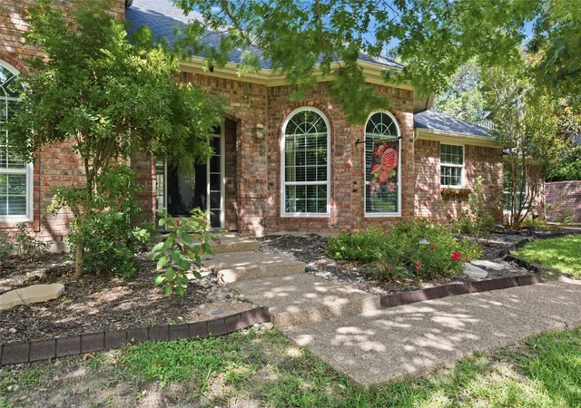 Photo 3 of Sale Pending at 418 Riverview Dr, Woodway, TX 76712 | MLS# 21222917 | Listing updated on 2026-09-17