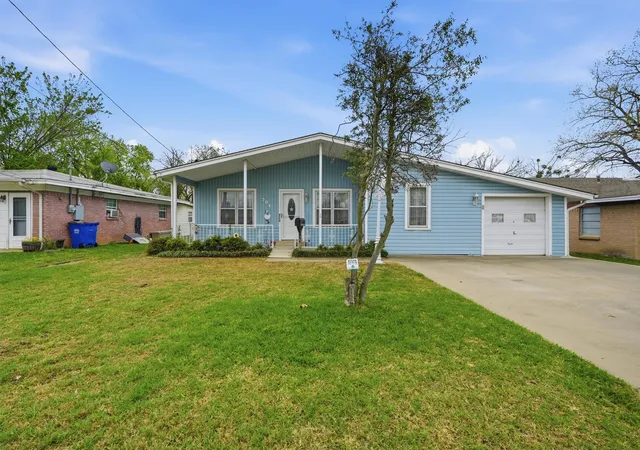 Photo 1 of Single family home for sale at 704 Abney St, Whitesboro, TX 76273 | MLS# 21226556 | Listing updated on 2026-07-30