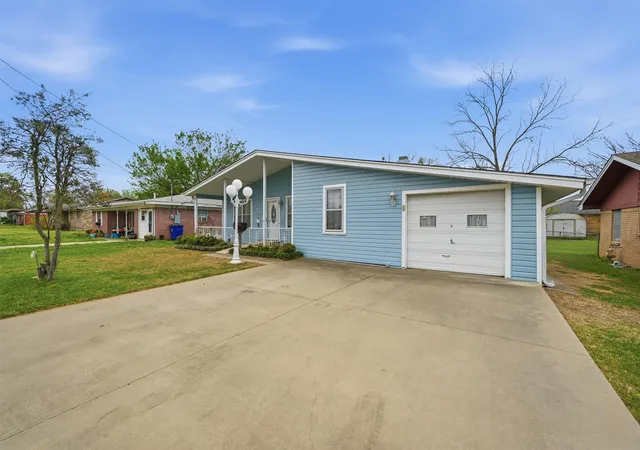 Photo 2 of Single family home for sale at 704 Abney St, Whitesboro, TX 76273 | MLS# 21226556 | Listing updated on 2026-07-30