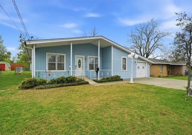 Photo 3 of Single family home for sale at 704 Abney St, Whitesboro, TX 76273 | MLS# 21226556 | Listing updated on 2026-07-30