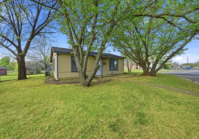 Photo 2 of Single family home for sale at 600 E South St, Whitesboro, TX 76273 | MLS# 21226583 | Listing updated on 2026-07-29