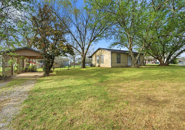 Photo 3 of Single family home for sale at 600 E South St, Whitesboro, TX 76273 | MLS# 21226583 | Listing updated on 2026-07-29
