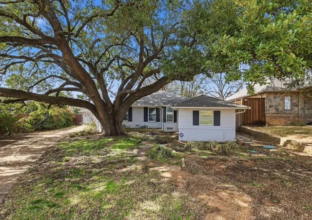 Photo 2 of Sale Pending at 9403 Thornberry Ln, Dallas, TX 75220 | MLS# 21225916 | Listing updated on 2026-07-30