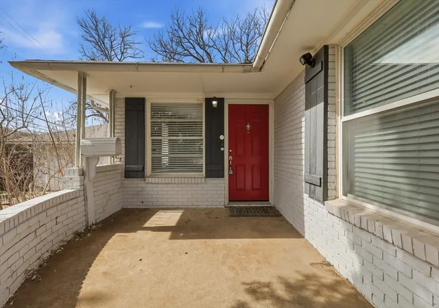 Photo 3 of Sale Pending at 9403 Thornberry Ln, Dallas, TX 75220 | MLS# 21225916 | Listing updated on 2026-07-30