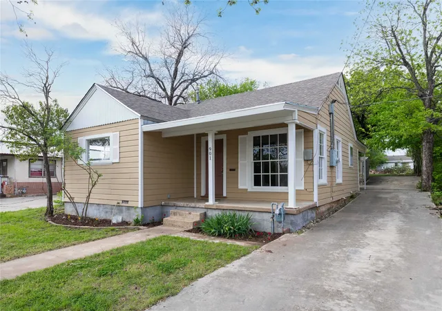 Photo 3 of Single family home for sale at 901 6th St, Brownwood, TX 76801 | MLS# 21226924 | Listing updated on 2026-09-30