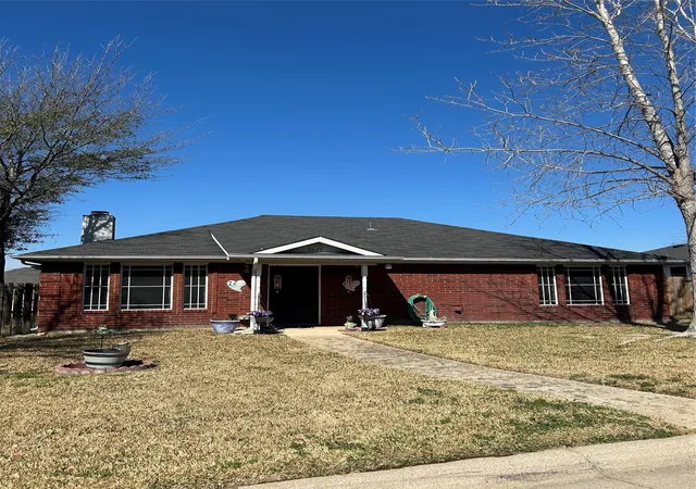 Photo 1 of Sale Pending at 2425 Esquire Dr, Arlington, TX 76018 | MLS# 21226793 | Listing updated on 2026-07-31