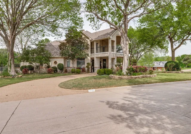 Photo 3 of Sale Pending at 2032 Cains Ln, Mansfield, TX 76063 | MLS# 21225215 | Listing updated on 2026-09-10