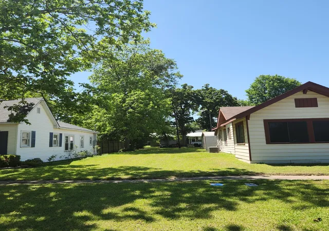 Photo 3 of Single family home for sale at 823 N Green St, Grand Saline, TX 75140 | MLS# 21226330 | Listing updated on 2026-09-09