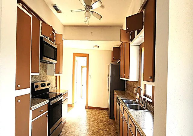 Photo 4 of Single family home for sale at 823 N Green St, Grand Saline, TX 75140 | MLS# 21226330 | Listing updated on 2026-09-09