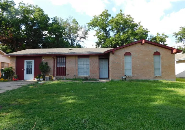 Photo 1 of Single family home for sale at 925 Shorecrest Dr, Garland, TX 75040 | MLS# 21223567 | Listing updated on 2026-09-08