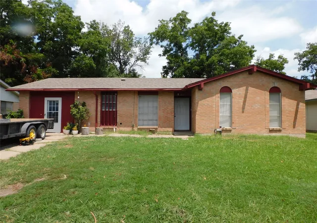 Photo 2 of Single family home for sale at 925 Shorecrest Dr, Garland, TX 75040 | MLS# 21223567 | Listing updated on 2026-09-08