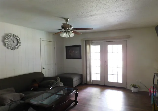 Photo 3 of Single family home for sale at 925 Shorecrest Dr, Garland, TX 75040 | MLS# 21223567 | Listing updated on 2026-09-08