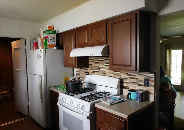 Photo 3 of Single family home for sale at 925 Shorecrest Dr, Garland, TX 75040 | MLS# 21223567 | Listing updated on 2026-09-08