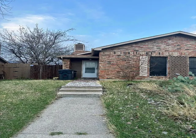 Photo 1 of Sale Pending at 1107 Rimcrest Dr, Arlington, TX 76017 | MLS# 21228233 | Listing updated on 2026-09-11