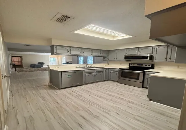 Photo 2 of Sale Pending at 1107 Rimcrest Dr, Arlington, TX 76017 | MLS# 21228233 | Listing updated on 2026-09-11