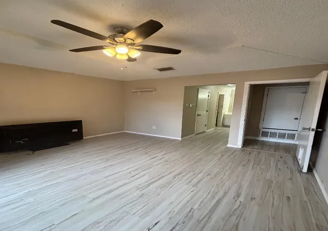 Photo 4 of Sale Pending at 1107 Rimcrest Dr, Arlington, TX 76017 | MLS# 21228233 | Listing updated on 2026-09-11