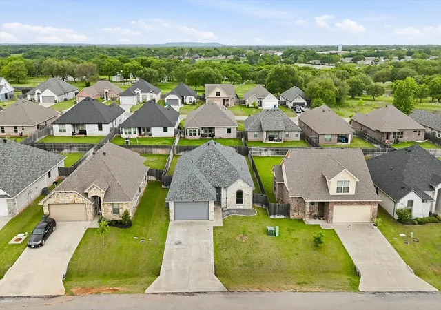 Photo 2 of Single family home for sale at 3312 Arrow Creek Dr, Granbury, TX 76049 | MLS# 21227658 | Listing updated on 2026-09-11