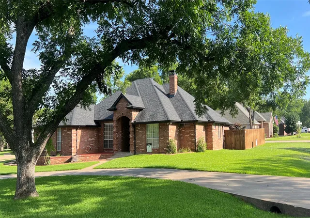 Photo 2 of Single family home for sale at 9219 Hanging Moss Dr, Granbury, TX 76049 | MLS# 21219010 | Listing updated on 2026-07-31