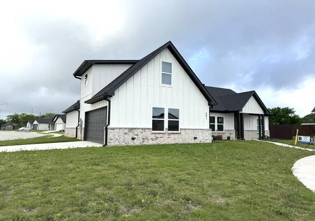 Photo 2 of Single family home for sale at 201 Bluff Ct, Godley, TX 76044 | MLS# 21229990 | Listing updated on 2026-07-31