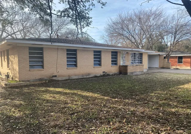 Photo 1 of Single family home for sale at 2408 Lake Air Dr, Waco, TX 76710 | MLS# 21230091 | Listing updated on 2026-08-02