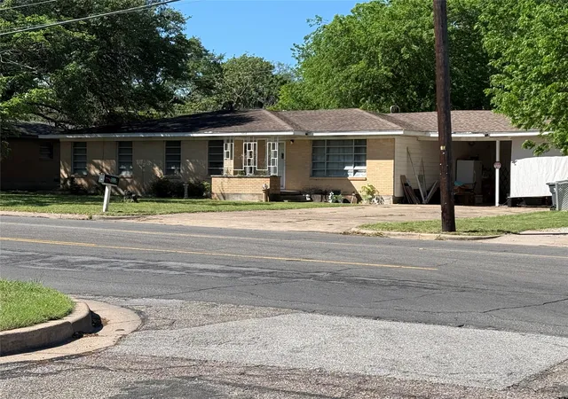 Photo 3 of Single family home for sale at 2408 Lake Air Dr, Waco, TX 76710 | MLS# 21230091 | Listing updated on 2026-08-02
