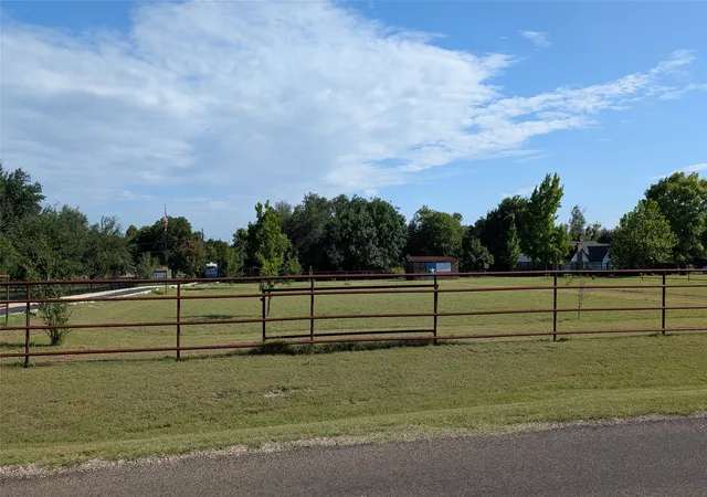 Photo 3 of Sale Pending at 304 Becky Ln, Waxahachie, TX 75165 | MLS# 21229993 | Listing updated on 2026-07-28