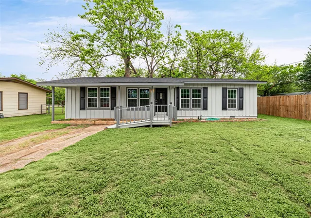 Photo 2 of Single family home for sale at 203 S Lancaster St, Granbury, TX 76048 | MLS# 21228520 | Listing updated on 2026-09-07