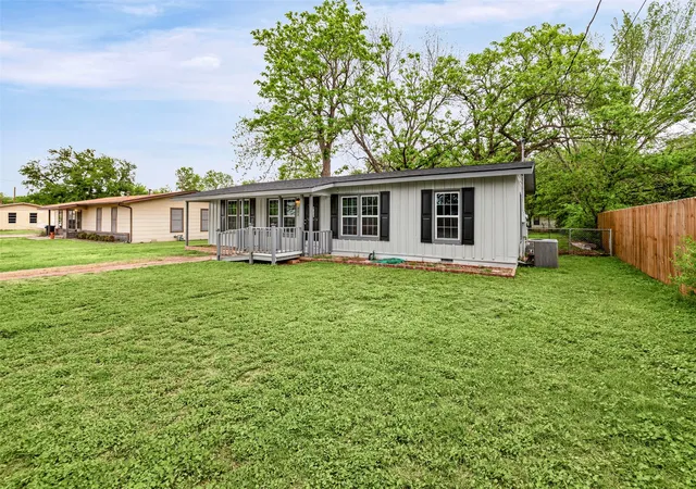 Photo 3 of Single family home for sale at 203 S Lancaster St, Granbury, TX 76048 | MLS# 21228520 | Listing updated on 2026-09-07