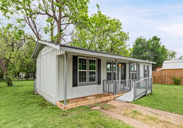 Photo 3 of Single family home for sale at 203 S Lancaster St, Granbury, TX 76048 | MLS# 21228520 | Listing updated on 2026-09-07