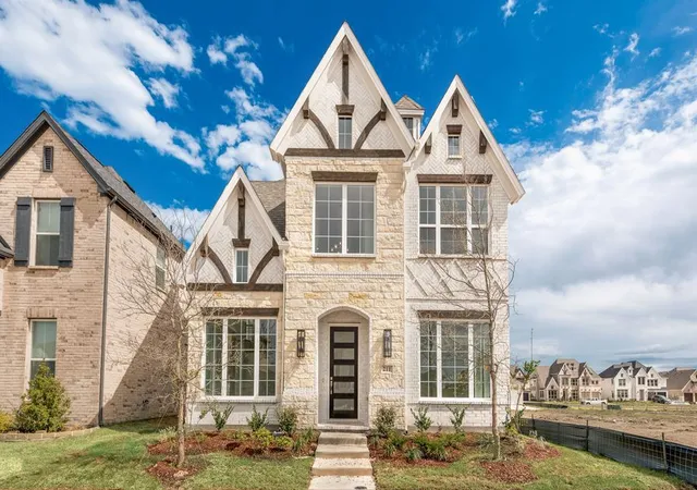 Photo 2 of Single family home for sale at 211 Golden Run Dr, Royse City, TX 75189 | MLS# 21231840 | Listing updated on 2026-10-04