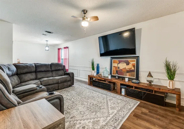 Photo 2 of Sale Pending at 627 Lemon Dr, Arlington, TX 76018 | MLS# 21231833 | Listing updated on 2026-09-09