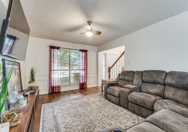 Photo 4 of Sale Pending at 627 Lemon Dr, Arlington, TX 76018 | MLS# 21231833 | Listing updated on 2026-09-09