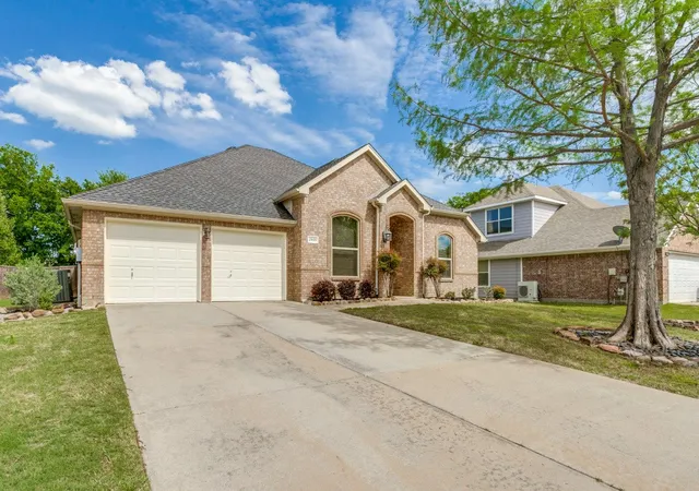 Photo 3 of Single family home for sale at 2609 Valencia Ln, Denton, TX 76210 | MLS# 21233213 | Listing updated on 2026-10-07