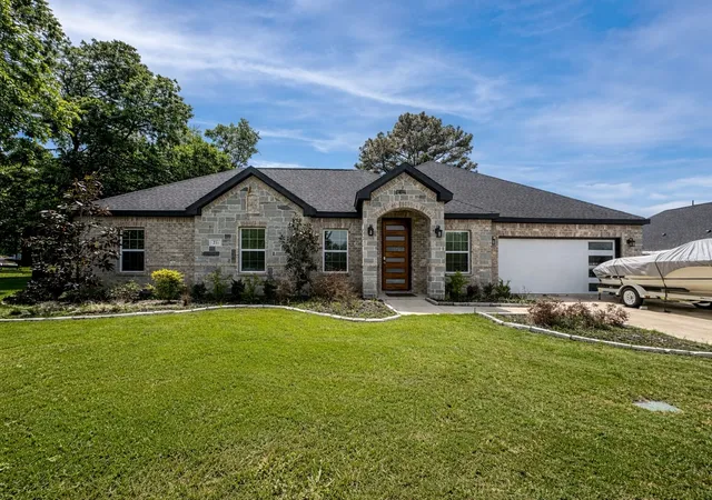 Photo 1 of Single family home for sale at 211 Kelly Ln, Kemp, TX 75143 | MLS# 21232906 | Listing updated on 2026-09-10