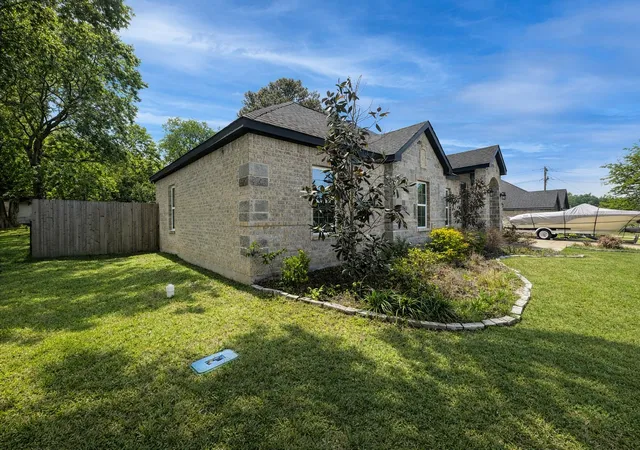 Photo 2 of Single family home for sale at 211 Kelly Ln, Kemp, TX 75143 | MLS# 21232906 | Listing updated on 2026-09-10