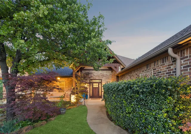 Photo 3 of Single family home for sale at 1402 Lakeview Blvd, Denton, TX 76208 | MLS# 21230960 | Listing updated on 2026-09-12