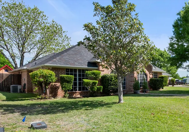 Photo 3 of Single family home for sale at 2800 Coventry Rd, Crowley, TX 76036 | MLS# 21224471 | Listing updated on 2026-09-11