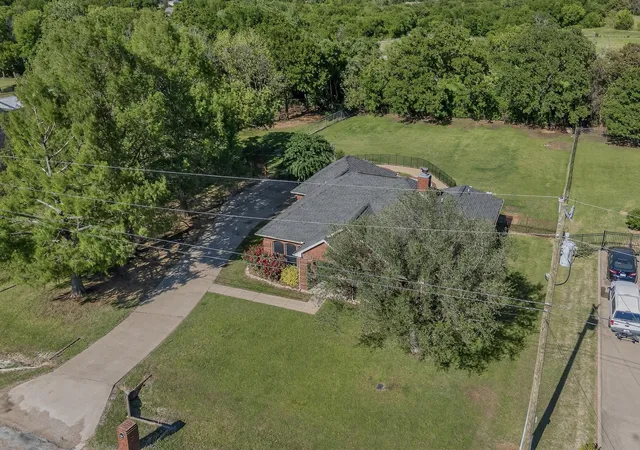Photo 3 of Single family home for sale at 2601 Trail Tree Ct, Burleson, TX 76028 | MLS# 21233828 | Listing updated on 2026-09-30