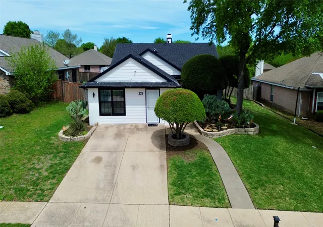 Photo 2 of Single family home for sale at 225 California Dr, Glenn Heights, TX 75154 | MLS# 21231579 | Listing updated on 2026-09-21