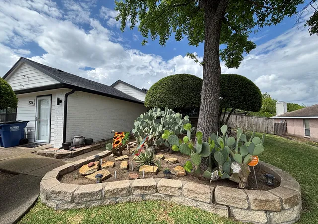 Photo 3 of Single family home for sale at 225 California Dr, Glenn Heights, TX 75154 | MLS# 21231579 | Listing updated on 2026-09-21