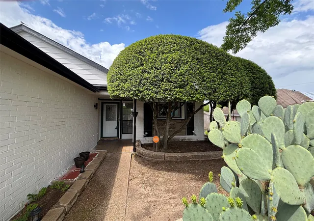 Photo 3 of Single family home for sale at 225 California Dr, Glenn Heights, TX 75154 | MLS# 21231579 | Listing updated on 2026-09-21