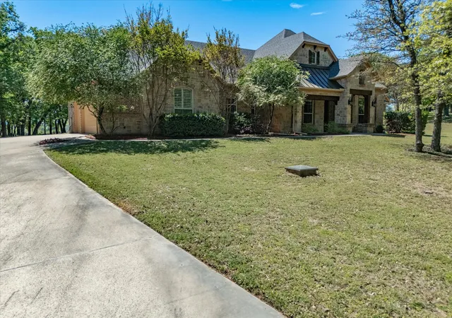 Photo 2 of Single family home for sale at 104 Lariat Ct, Azle, TX 76020 | MLS# 21232281 | Listing updated on 2026-09-04
