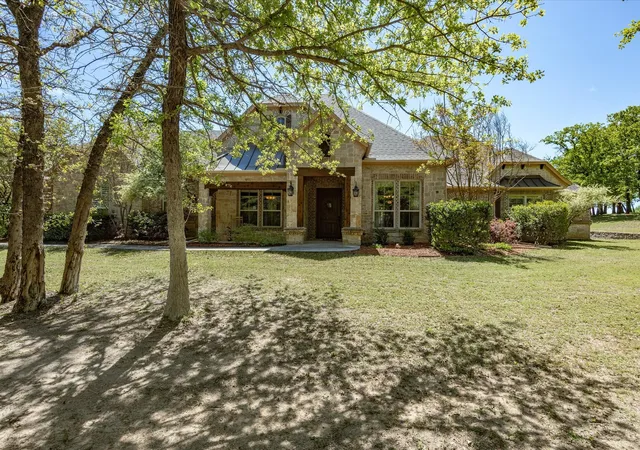 Photo 3 of Single family home for sale at 104 Lariat Ct, Azle, TX 76020 | MLS# 21232281 | Listing updated on 2026-09-04