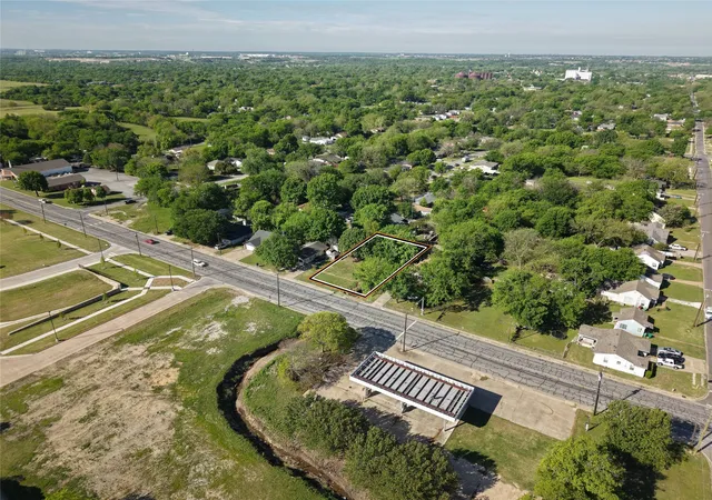 Photo 3 of Sale Pending at 484 S Dewey Ave, Sherman, TX 75090 | MLS# 21234099 | Listing updated on 2026-09-28